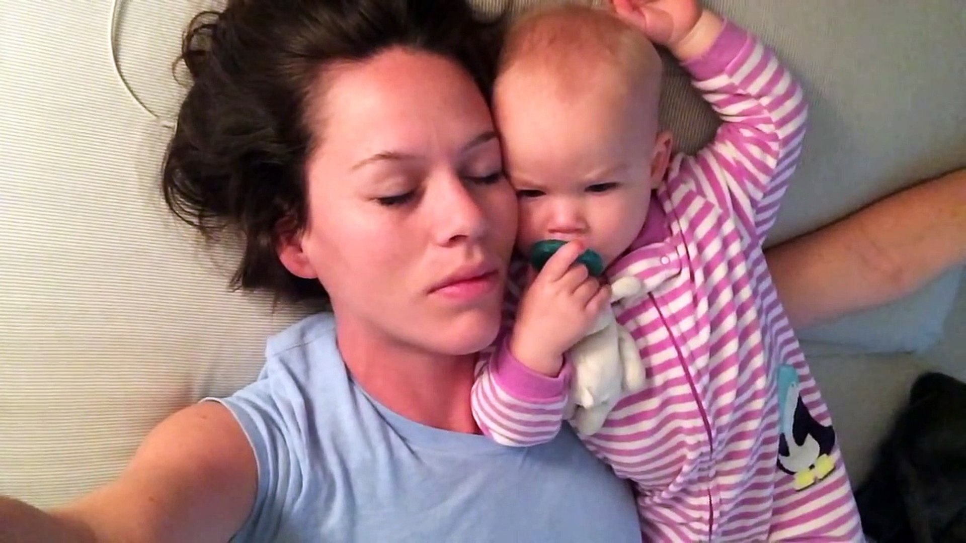 Quand Un Bebe Empeche Sa Maman De Dormir C Est Drole Video Dailymotion