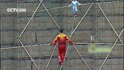 Man dangerous walk on rope