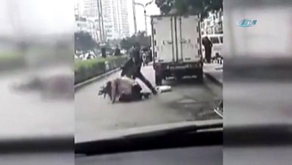 Sokak ortasında sevgili kavgası