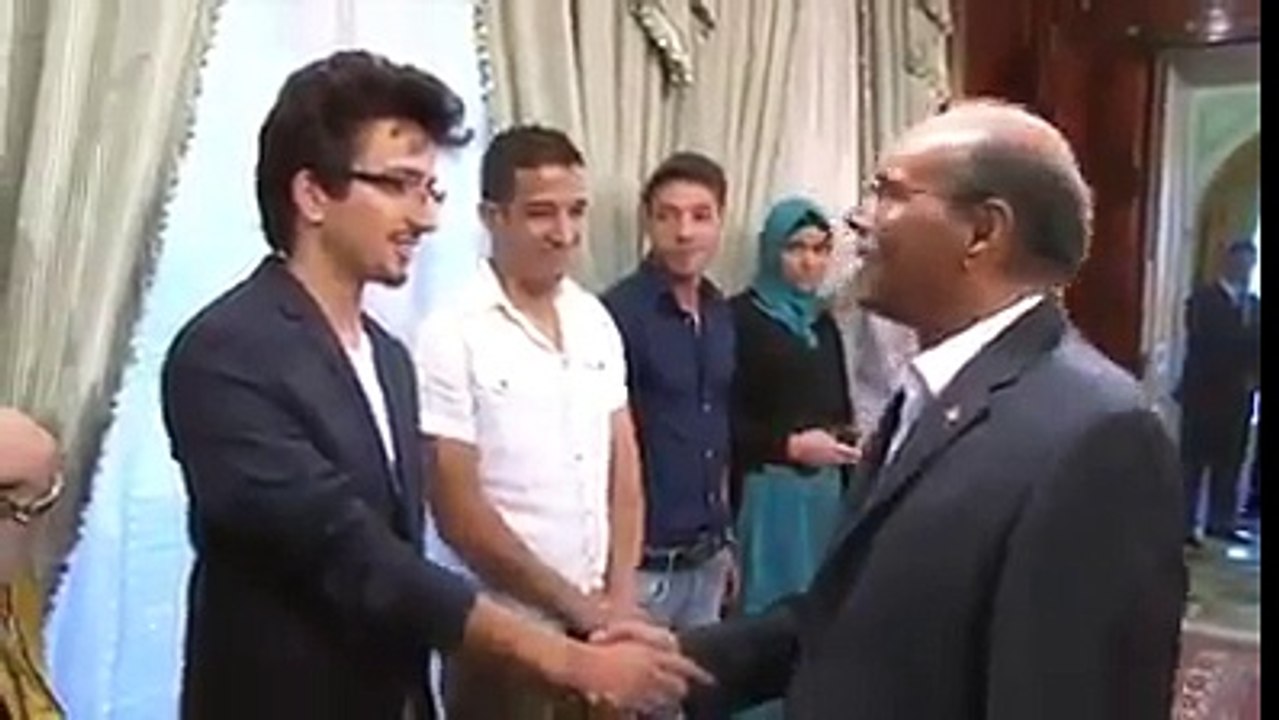 شباب رافق الرئيس في زياراته الخارجية خلال فترة رئاسته لتفوقه الدراسي من باب تشجيع الطاقات الشبابية