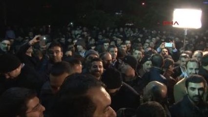 Gözaltı Tweet'i Sonrası Zaman Gazetesi Önünde Toplandılar
