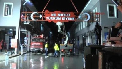 Balıkesir Tepkiler Üzerine 'Ne Mutlu Türküm Diyene' Tabelası Yeniden Asıldı