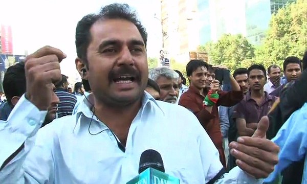 PTI activists block main roads of Karachi
