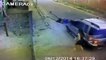 Une voiture fauche une femme et prend la fuite - Délit de fuite très violent!