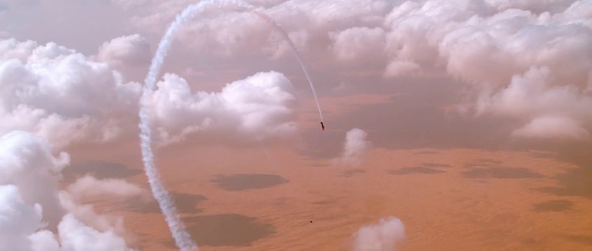 Jetman is back : cazy stunts and Aerobatic Formation Flight in Dubai