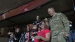 Un soldat de retour fait la surprise à sa femme et son fils pendant un match des Ducks
