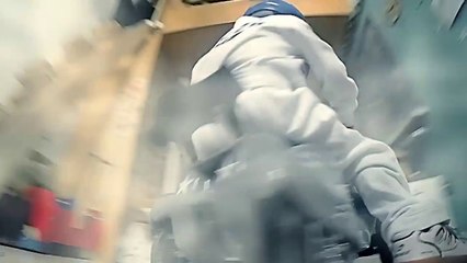 Un gamin fait du rallye dans sa maison!