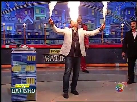 Un Cracheur de feu s'enflamme le visage en direct à la TV! FAIL violent