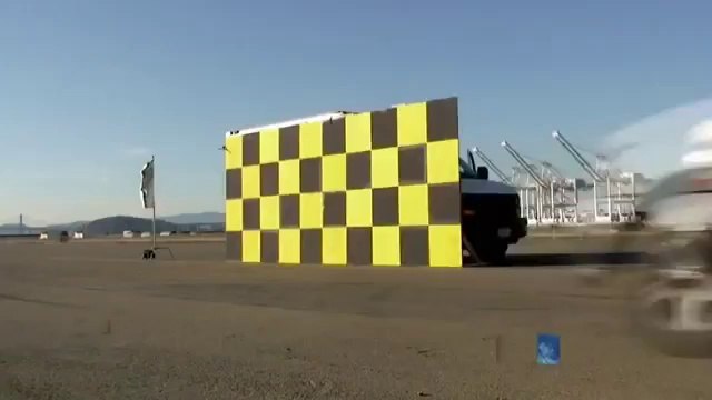 Que se passe -t-il si vous tirez un ballon à 80 kmh depuis l'arrière d'une voiture qui avance à la même vitesse