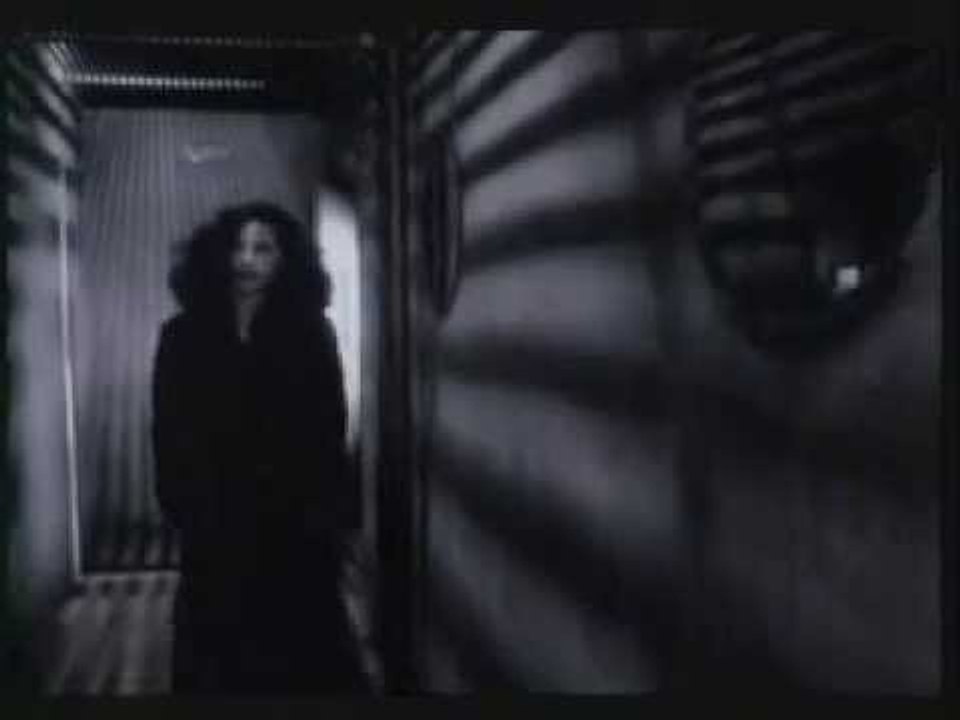 Ελευθερία Αρβανιτάκη - Χίλιες βραδιές | Eleftheria Arvanitaki - Xilies Vradies - Official Video Clip