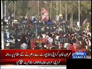 See how Karachi people running towards Imran Khan's convoy
