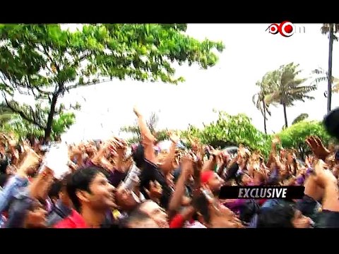 Shahrukh Khan shooting his movie 'Fan' outside his bungalow Mannat! - EXCLUSIVE