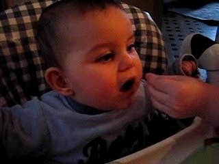 kélian donne cereales a Clem