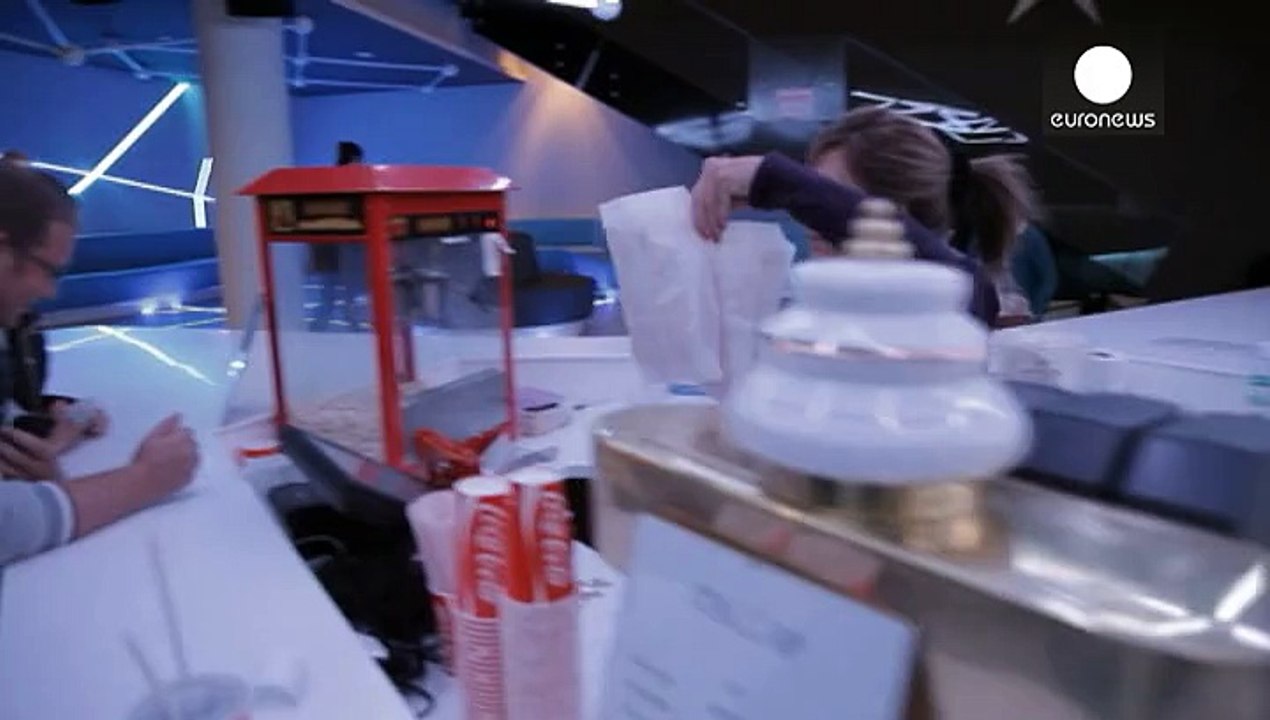 Horizontales filmvergnügen im "bett-kino"
