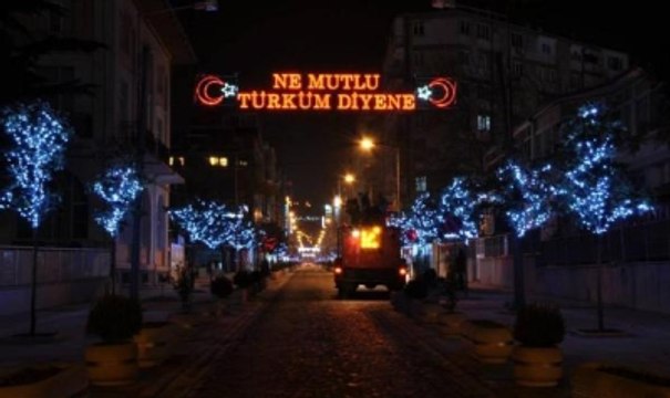 Balıkesir'de 'Ne Mutlu Türküm Diyene' Tabelası Krizi