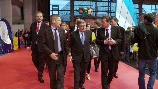 Alain Vidalies visite le Salon Nautique