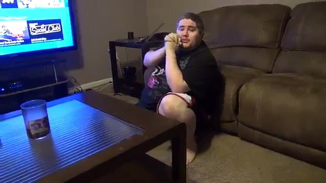 Le grand-père en colère explose la ps4 de son petit fils !