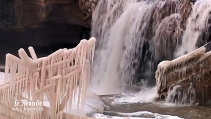 En Chine, une cascade se transforme en glace