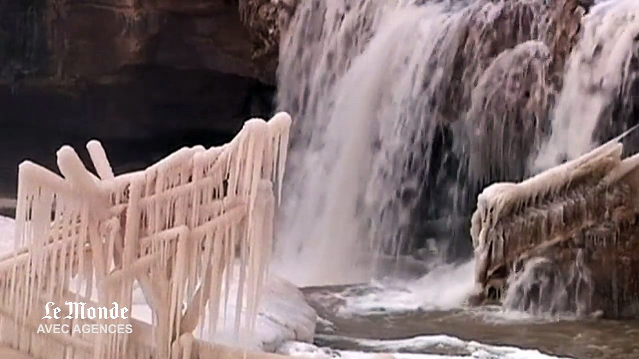 En Chine, une cascade se transforme en glace