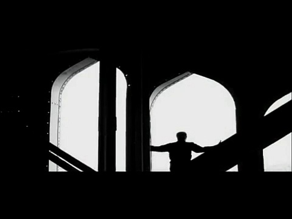 Edip Akbayram Metrisin Önü