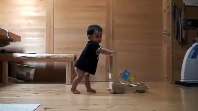 Bebeğe Yürümeyi Öğreten Kedi?