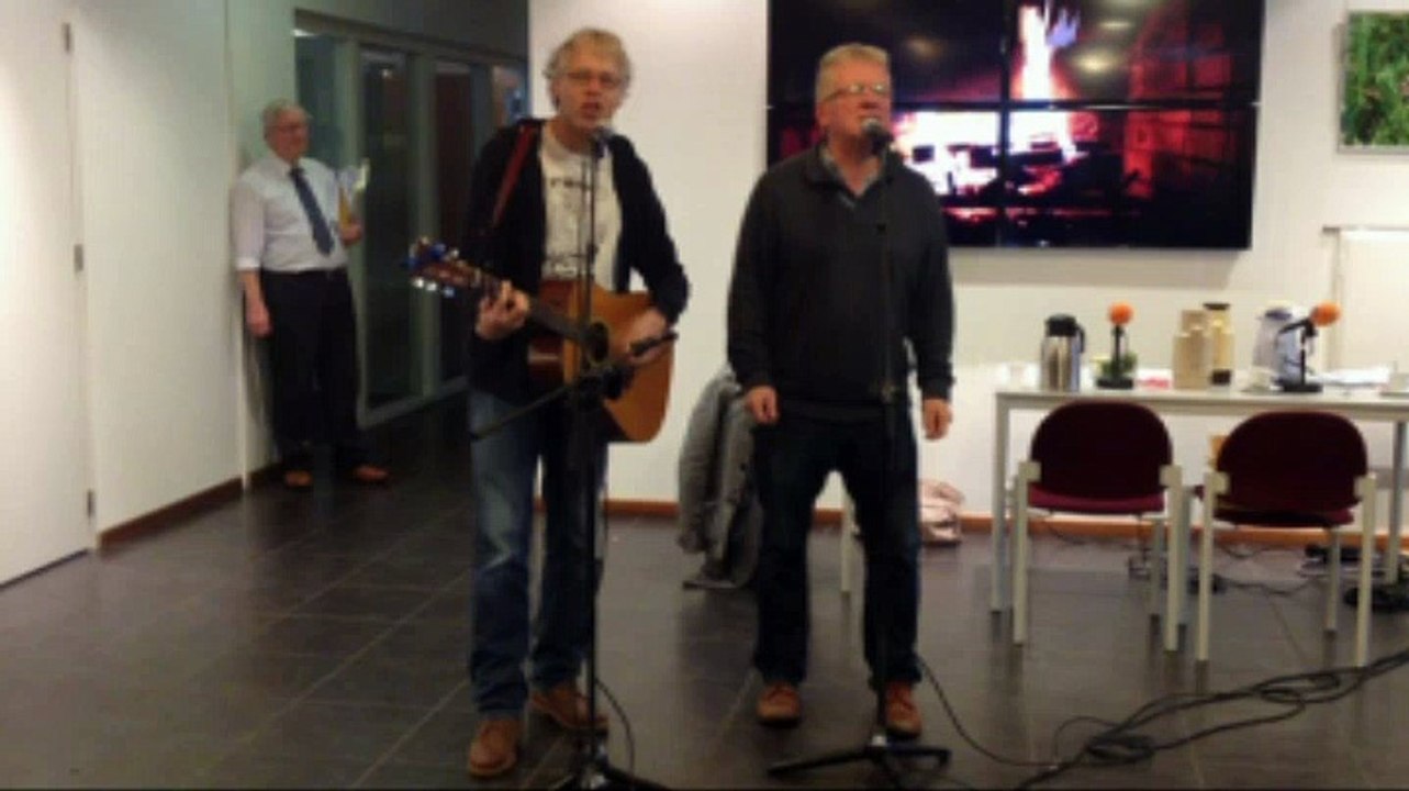Pe en Rinus zingen voor de voedselbank - RTV Noord