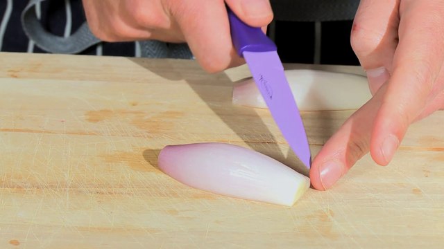 Comment ciseler une échalote ? - Gourmand