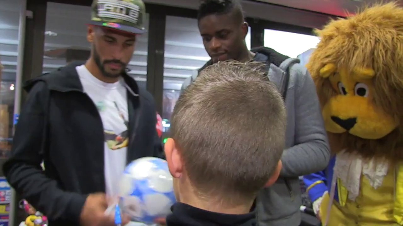 Marseille : les joueurs de l'OM avec les enfant...