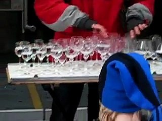 فتاة تعزف الموسيقى بكئو سمياة