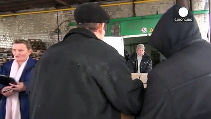 Ukraine : nouvelles victimes, un convoi humanitaire russe accueilli à bras ouvert dans l'Est