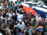 PTI workers attack Geo News van, Reporters, Abuse Anchorperson-Geo Reports - 12 Dec 2014