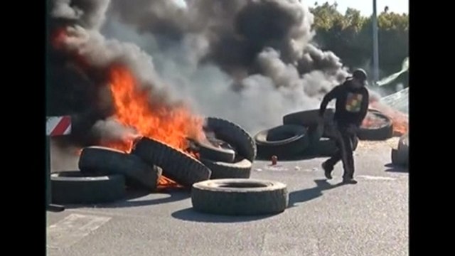 Chilean fishermen clash with police over 2015 quotas