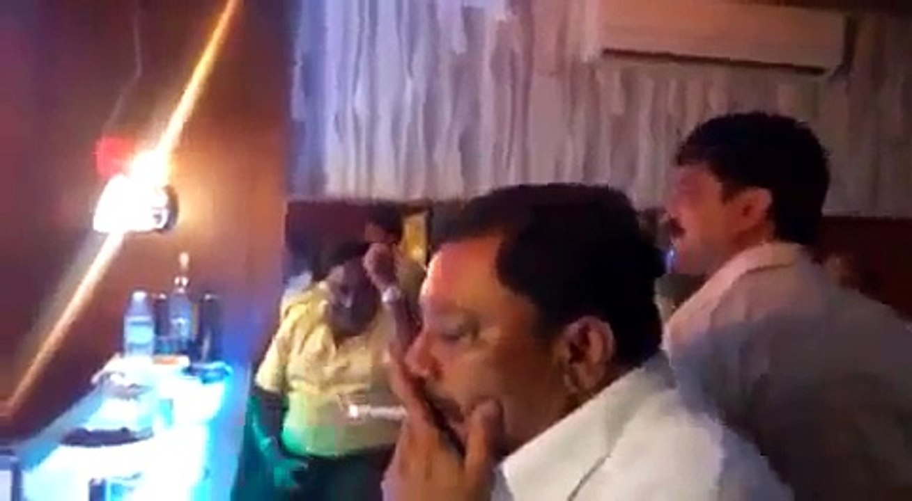 Congress minister Ambareesh drunk dance