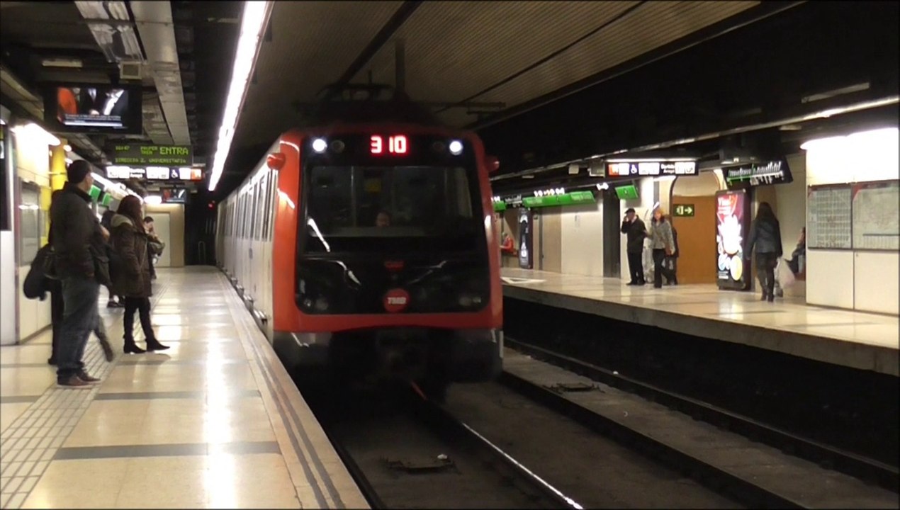 Rame de la série 5000 : Arrivée à la station Passeig de Gràcia sur la ligne 3 du métro de Barcelone