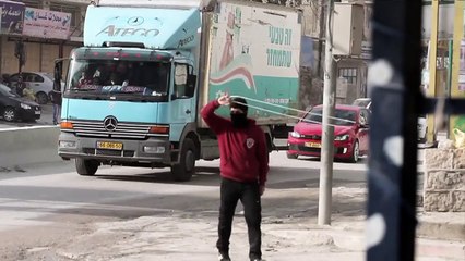 Palestinian protesters clash with Israeli police in W. Bank