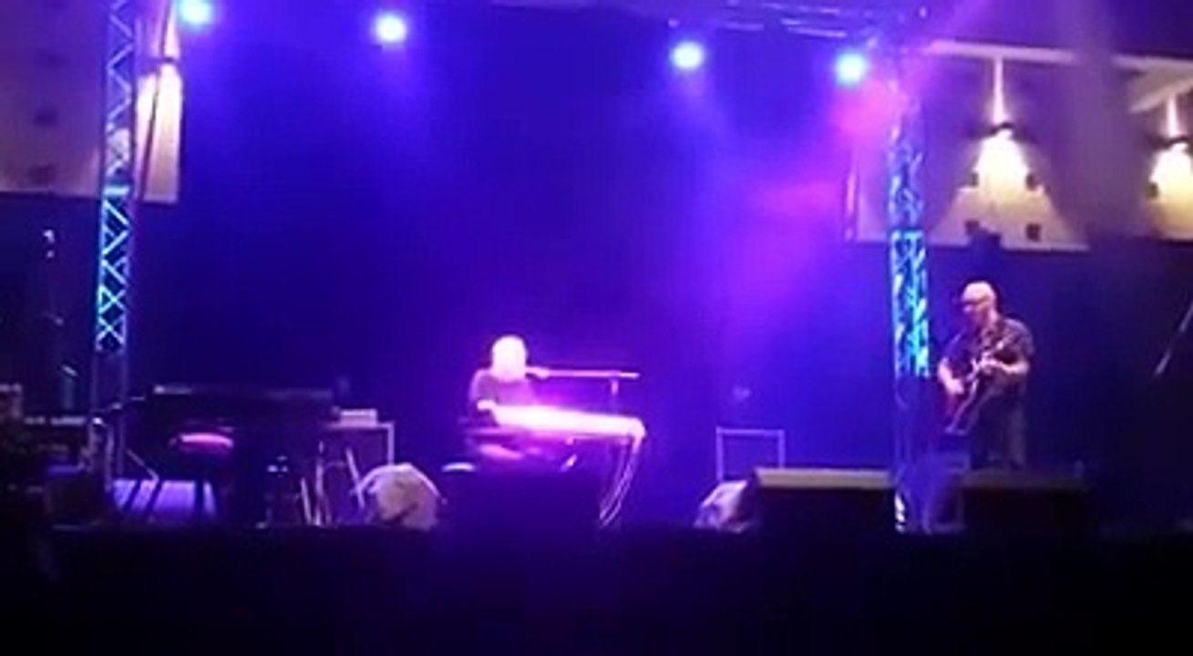 Le célèbre chanteur italien  "Mango" meurt en plein concert  !