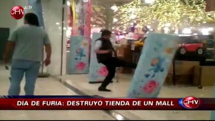 Sujeto descontrolado destruye tienda de mall por supuesta acusación de robo