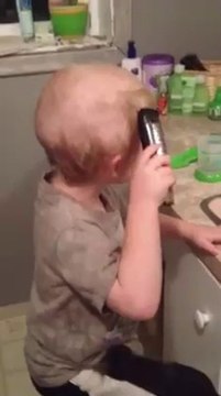 Un gamin se coiffe avec une tondeuse... Oh oh boulette!