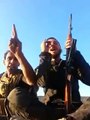 Des soldats syriens en train de chanter se prennent une roquette sur la tronche!