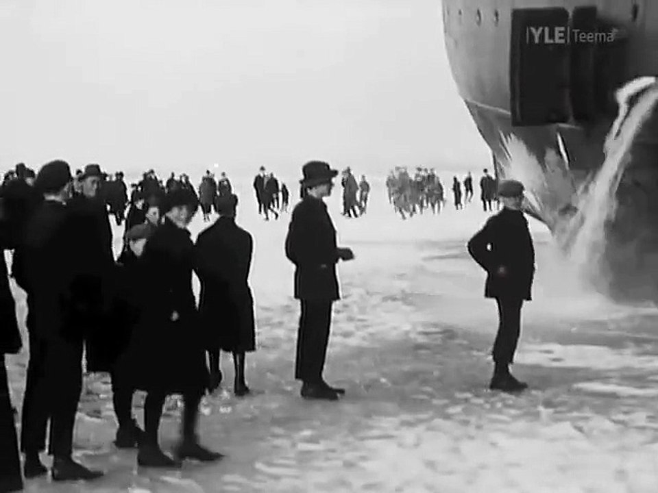Helsinki Crowd risking their lives to watch Icebreaker ship!