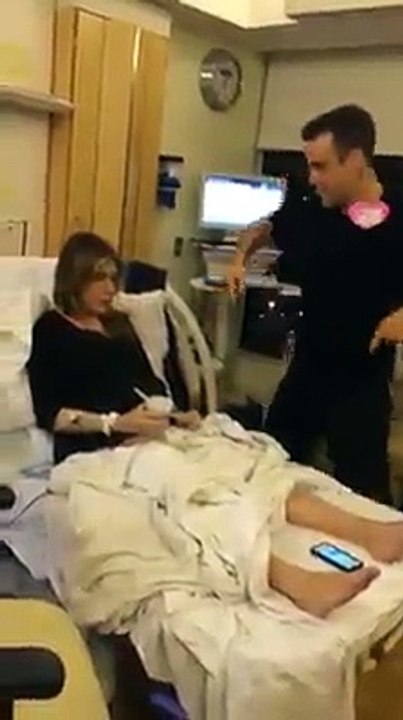 Hahhahahaha Robbie Williams fait le con quelques heures avant l'accouchement de sa femme qui souffre ce type est taré hahahahah