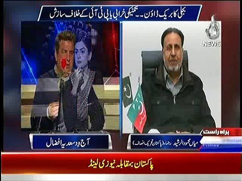 PMLN's Daniyal Aziz Presents Flower to PTI's Mian Mehmood-ur-Rasheed in a Live Show