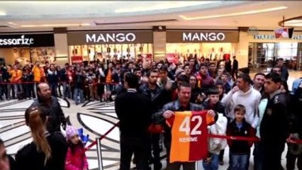 Galatasaraylı Futbolcular İmza Dağıttı