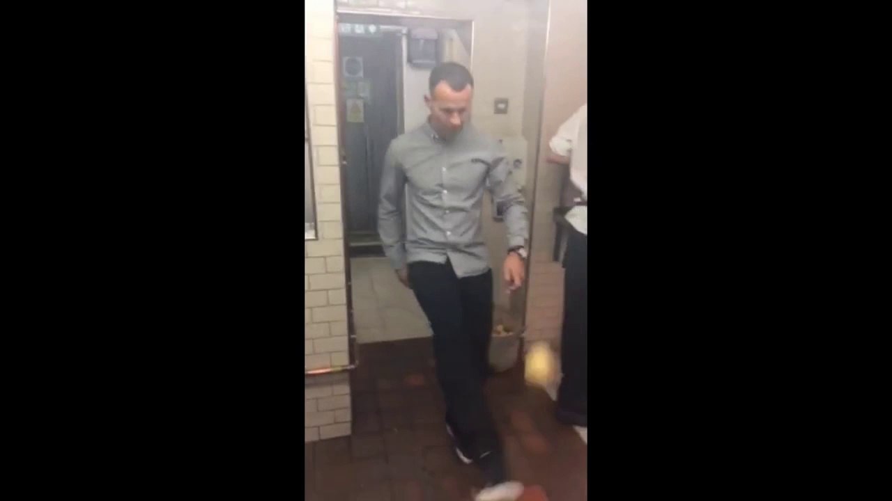 Ryan Giggs jongle avec une pomme de terre
