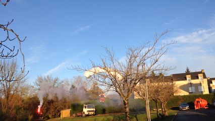 Le Père Noël arrive en parachute