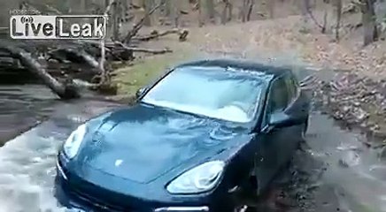 Son model Porsche ile nehirden geçmeye çalışmak