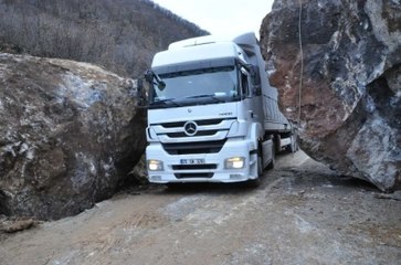 Tunceli-Erzincan Karayoluna Yüzlerce Ton Ağırlığında İki Kaya Düştü