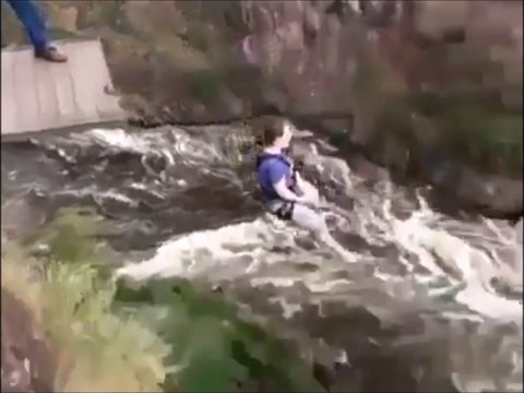 Le saut à l'elastique le plus dangereux au monde