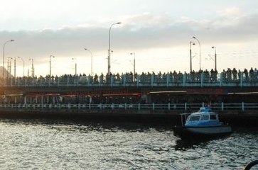 Karaköy'de Bir Kişi Vapurdan Denize Düştü