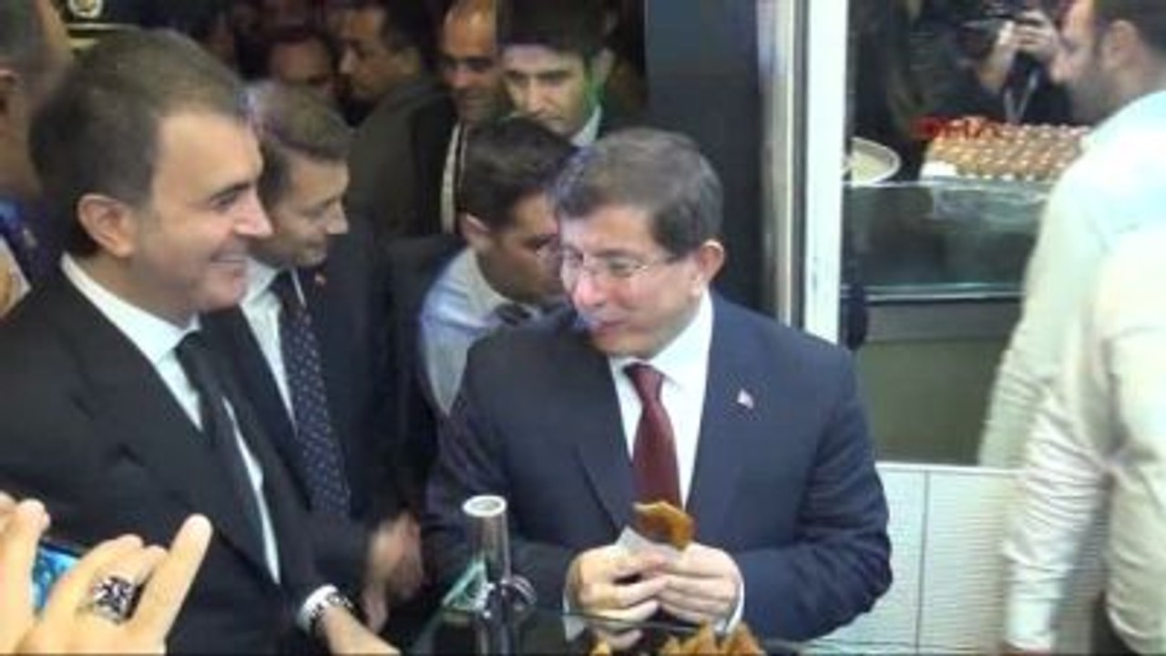 Adana Davutoğlu'na Vatandaşlar da Büyük İlgi Gösterdi